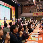 Peserta yang bersemangat dengan antusias menyaksikan undian HK Lotto secara langsung, menunjukkan rasa antisipasi dan suasana yang meriah.
